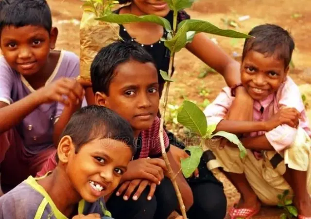 बच्चों के साथ पौधारोपण गतिविधि